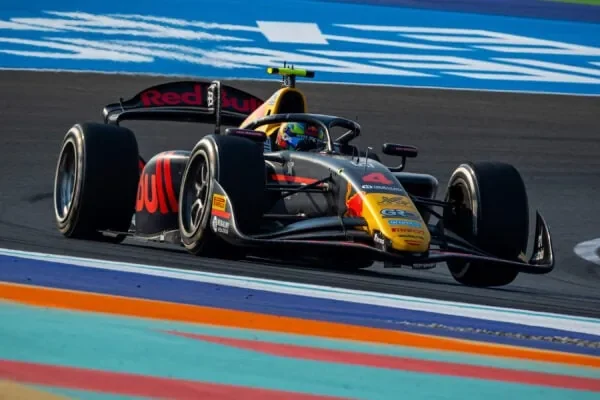 F2: Lindblad holds off Durksen and wins Sprint in Abu Dhabi