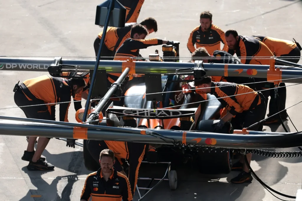 Lando Norris (GBR) McLaren F1 Team MCL40 in the pits.