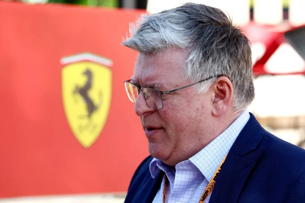 F1: Former Alpine boss says Hamilton is the last to arrive at the paddock: "He waits for the photographers"