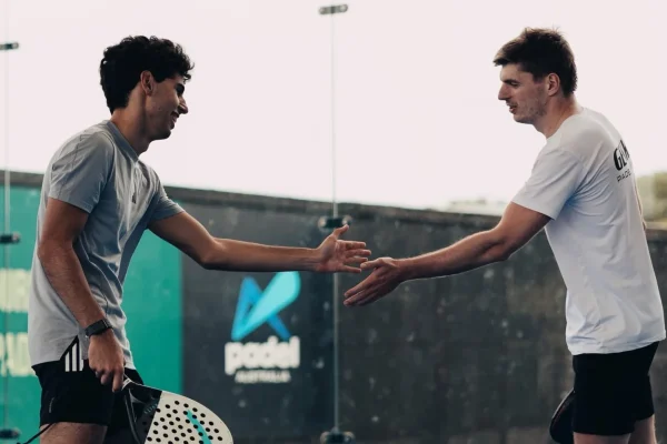F1: Verstappen plays padel with Bortoleto before the start of the Australian GP