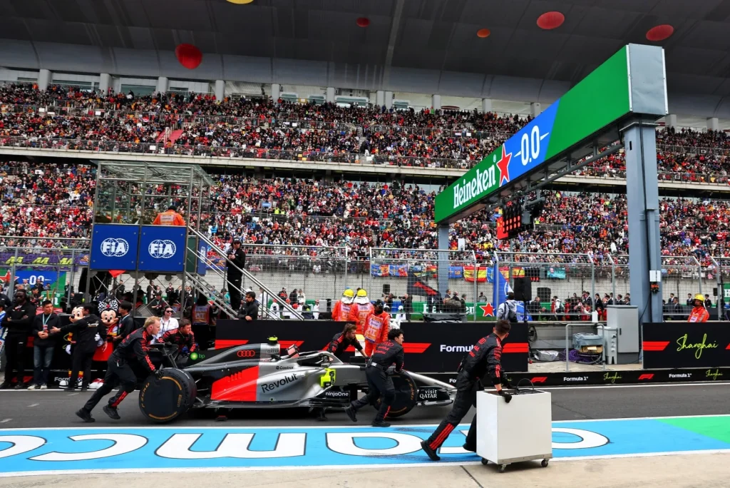 The Audi F1 Team R26 of Gabriel Bortoleto (BRA) is pushed down the pit lane and is retired from the race.