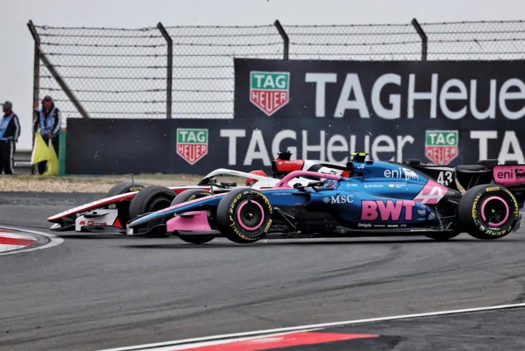 Esteban Ocon (FRA) Haas F1 Team VF-26 and Franco Colapinto (ARG) Alpine F1 Team A526 collide in the race.