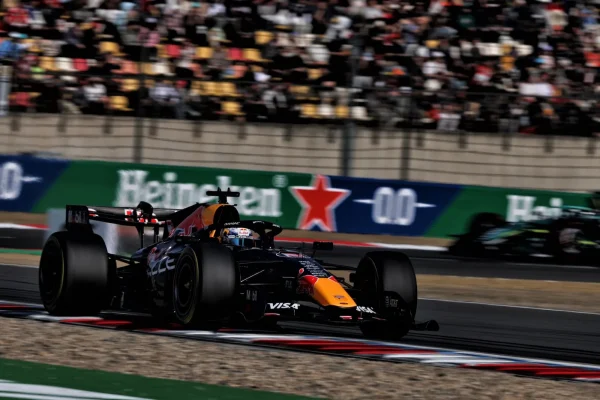 F1: Verstappen has problems and retires from the Chinese GP