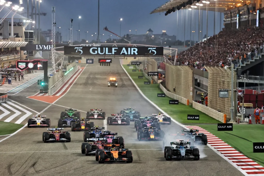(L to R): Oscar Piastri (AUS) McLaren MCL39 and George Russell (GBR) Mercedes AMG F1 W16 battle for the lead at the start of the race.