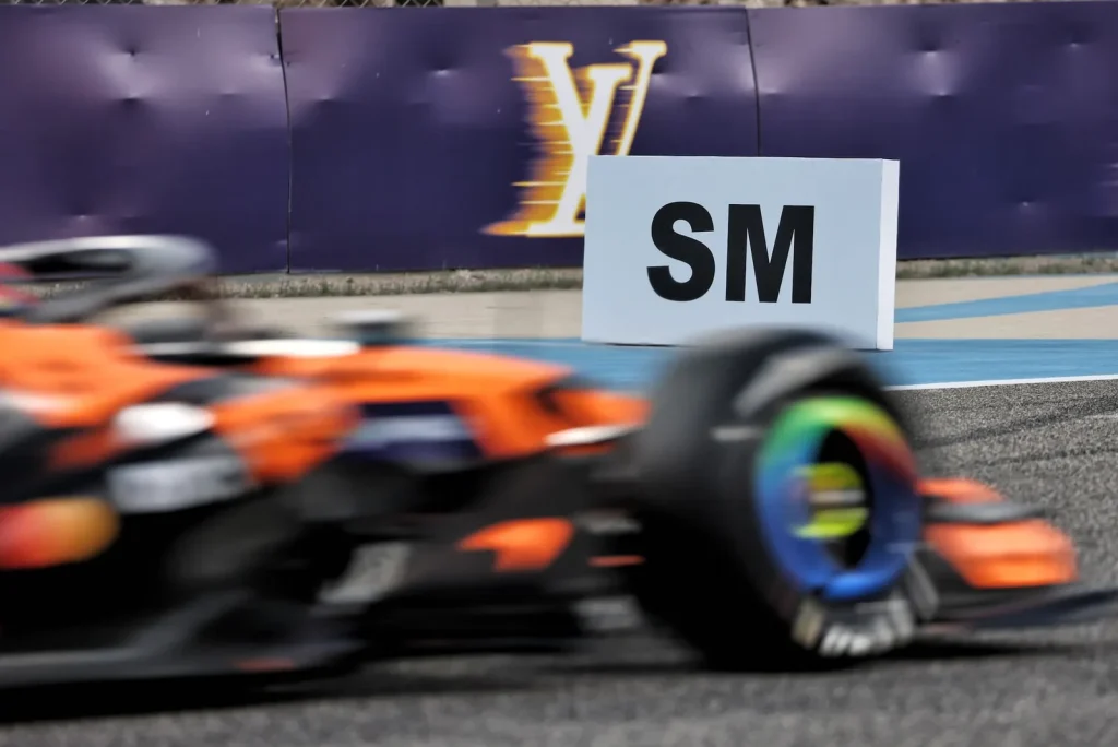 Oscar Piastri (AUS) McLaren F1 Team MCL40 passes a Straight Mode sign trackside.