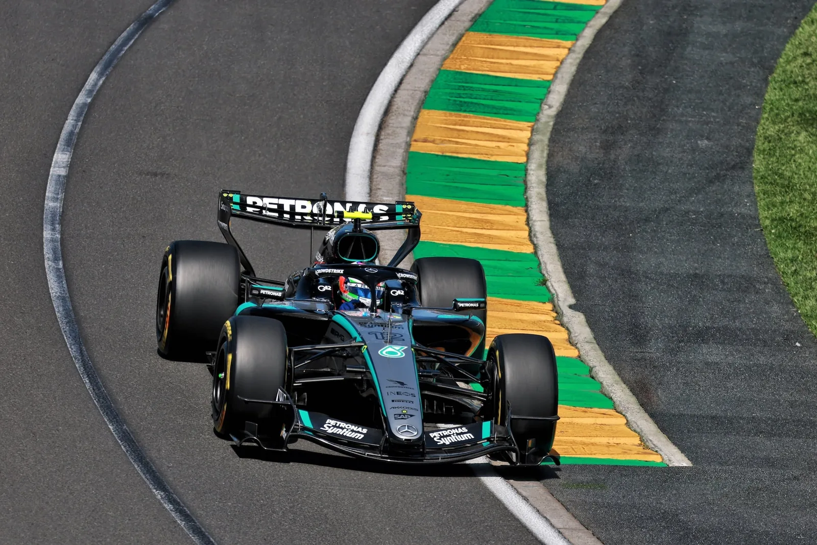 F1: Mercedes dominates, Bortoleto surprises and Verstappen falls