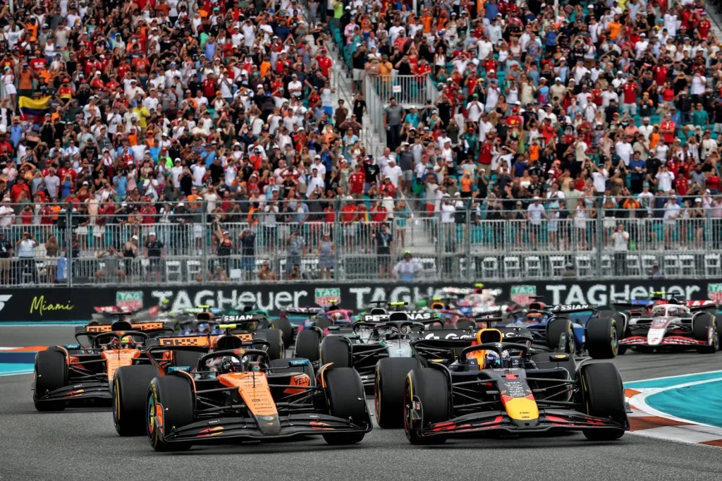 Lando Norris (GBR) McLaren MCL39 and Max Verstappen (NLD) Red Bull Racing RB21 battle for the lead at the start of the race.