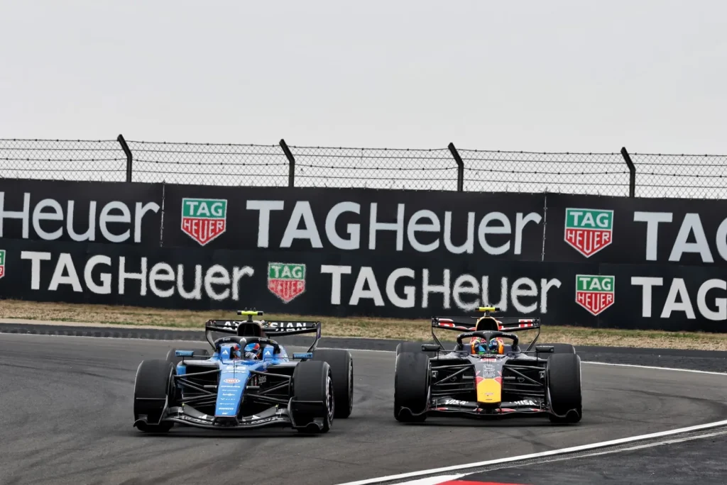 Carlos Sainz (ESP) Williams F1 Team FW48 and Isack Hadjar (FRA) Red Bull Racing RB22 battle for position.