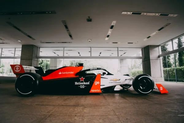 F1: Globo takes Formula 1 car to the São Paulo subway