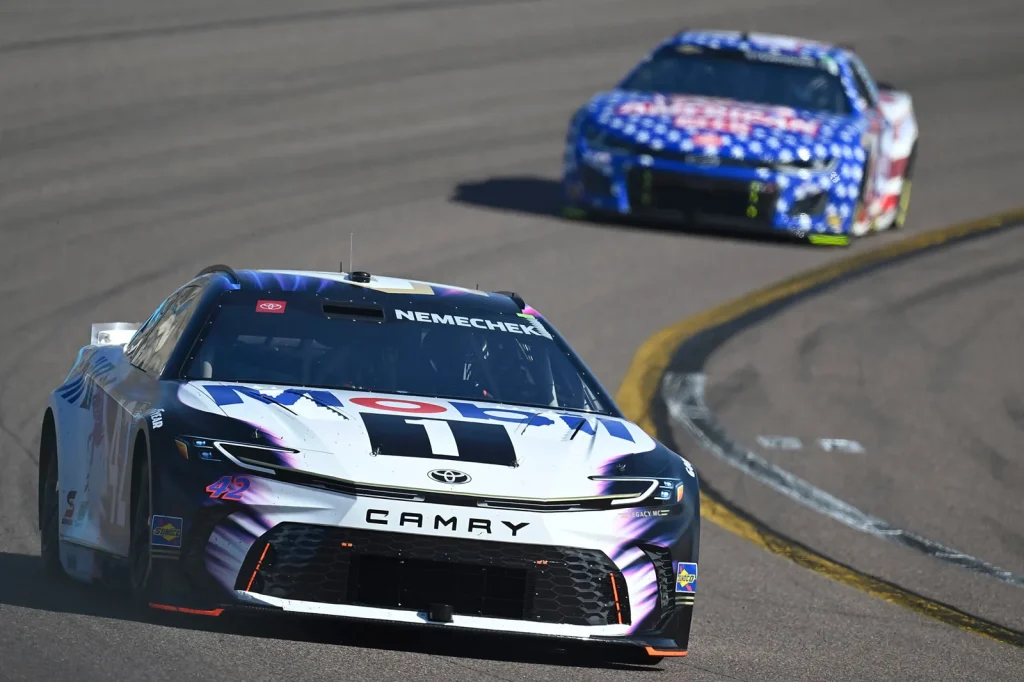 Mobil advances in its global strategy with entry into NASCAR Brazil