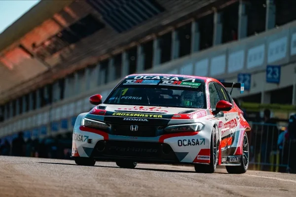 TCR: Pernía leads first free practice at Velocitta after rain delay