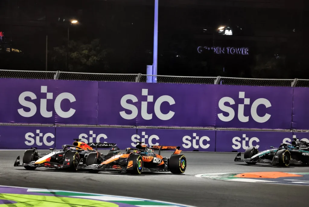 Max Verstappen (NLD) Red Bull Racing RB21 and Oscar Piastri (AUS) McLaren MCL39 battle for the lead at the start of the race.