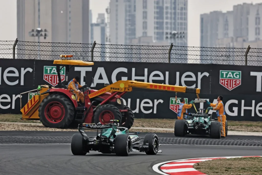 Fernando Alonso (ESP) Aston Martin F1 Team AMR26 as the Aston Martin F1 Team AMR26 of Lance Stroll (CDN) is removed from the circuit.