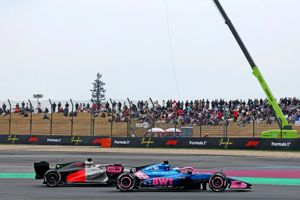 Pierre Gasly (FRA) Alpine F1 Team A526 and Nico Hulkenberg (GER) Audi F1 Team R26 battle for position.