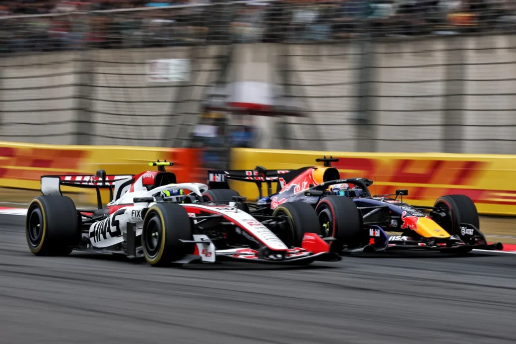 Oliver Bearman (GBR) Haas F1 Team VF-26 and Max Verstappen (NLD) Red Bull Racing RB22 battle for position.