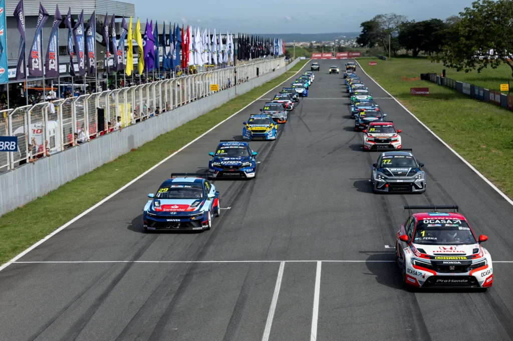 Raphael Reis leads the start of the TCR Brasil season