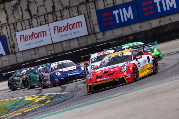 Comparatto fights for victory and finishes third at Interlagos in the Carrera Cup