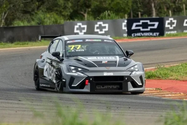Raphael Reis leads the start of the TCR Brasil season