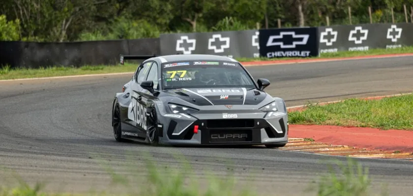 Raphael Reis leads the start of the TCR Brasil season