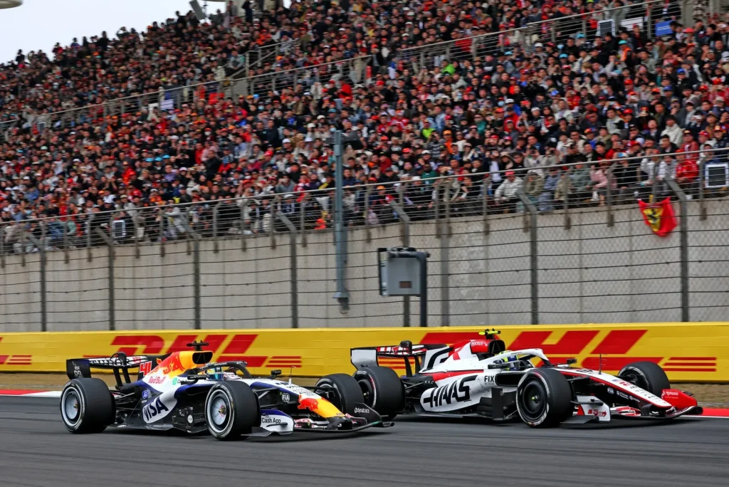 Arvid Lindblad (GBR) Racing Bulls Formula One Team VCARB 03 and Oliver Bearman (GBR) Haas F1 Team VF-26 battle for position.