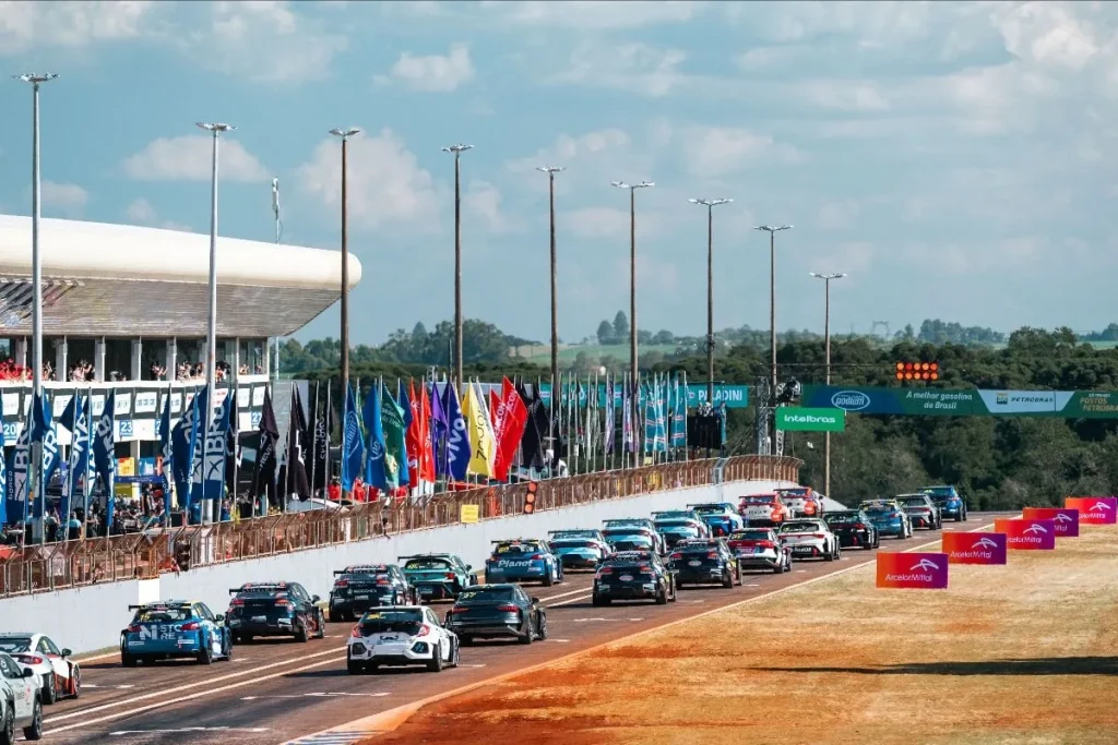 TCR: Cardoso overcomes tire wear and wins Race 1 in Cascavel
