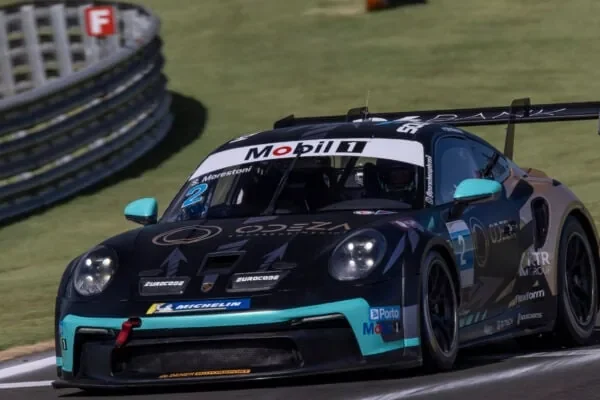 Morestoni advances eight positions in race 1 of the Porsche Cup at Velocitta and aims for the podium on Sunday