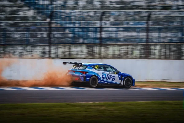TCR: Cardoso overcomes tire wear and wins Race 1 in Cascavel