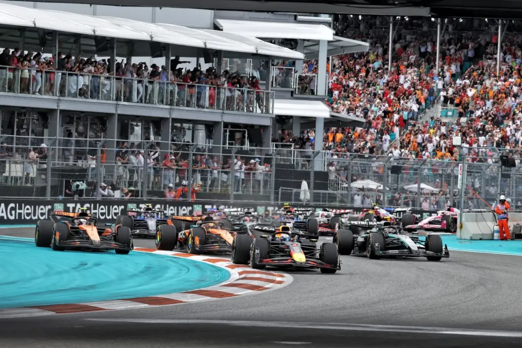 Max Verstappen (NLD) Red Bull Racing RB21 runs Lando Norris (GBR) McLaren MCL39 wide at the start of the race.