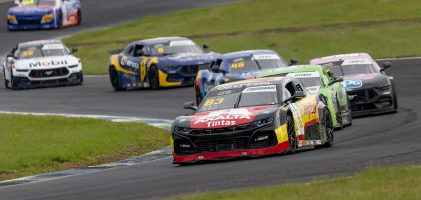 In a hectic race until the end, Casagrande comes out on top in Race 2 of NASCAR Brasil