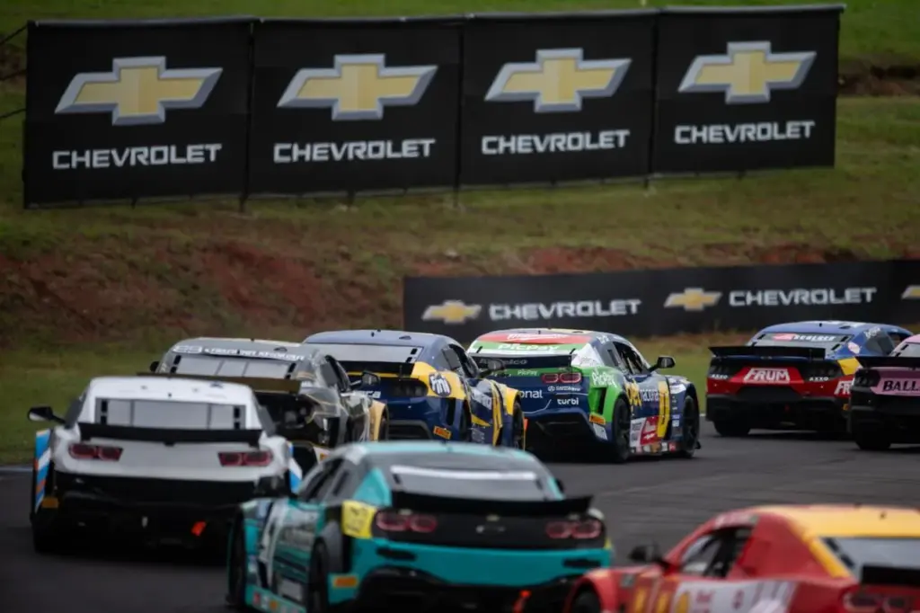 After penalty, Genz takes the victory and leads NASCAR Brasil opening