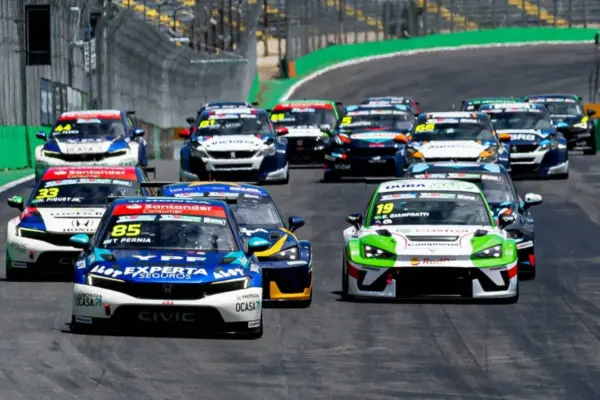 Interlagos gathers champions and guests in special TCR round