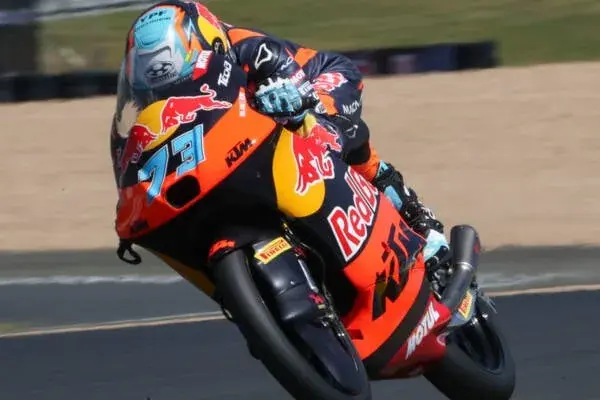Moto3: Perrone takes pole in a close qualifying for the Catalonia GP