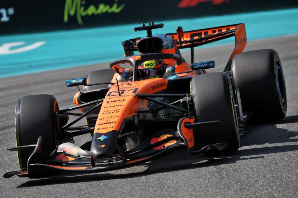 Oscar Piastri (AUS) McLaren F1 Team MCL40.