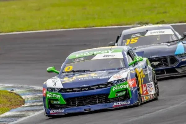NASCAR Brazil: Cacá Bueno wins sprint and is pole position at Interlagos