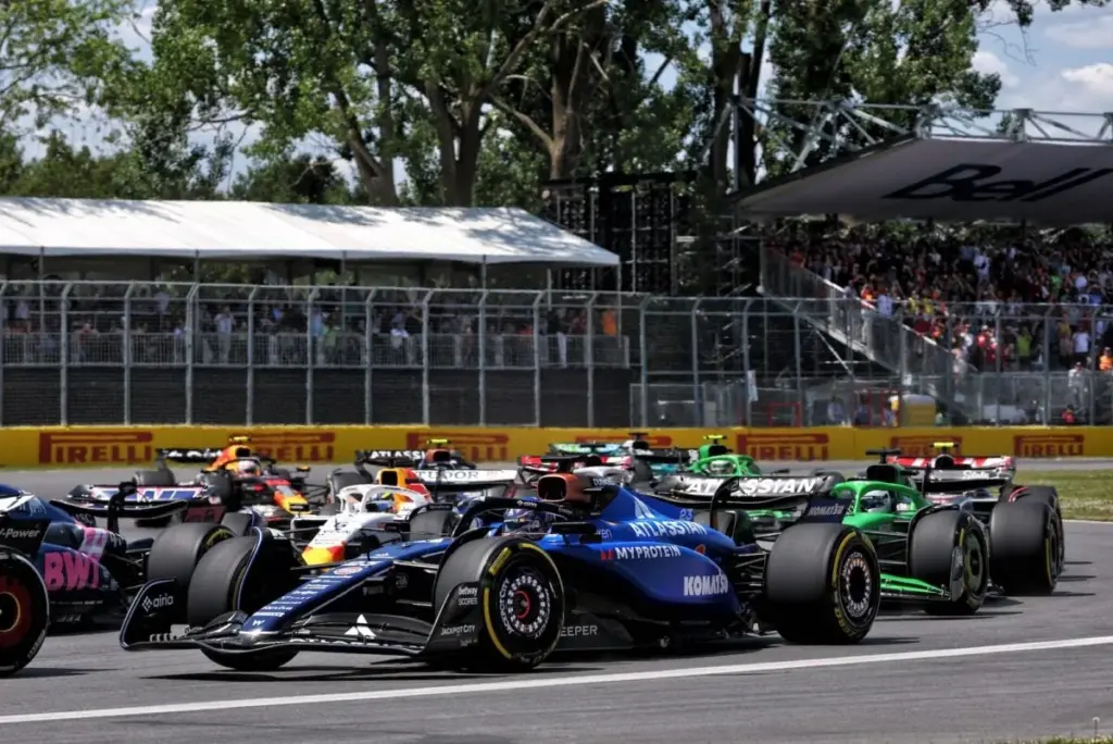 Alexander Albon (THA) Atlassian Williams Racing FW47 at the start of the race.
