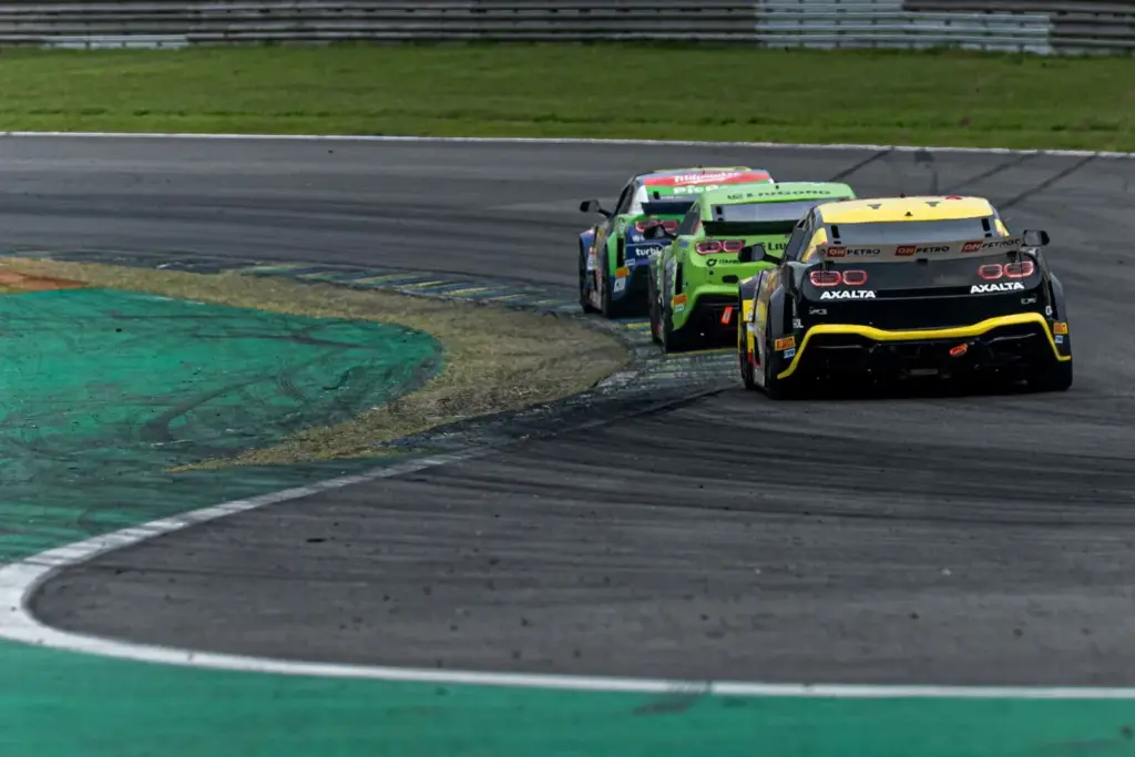 NASCAR Brasil: Costa vence prova marcada por desafio na garoa em Interlagos
