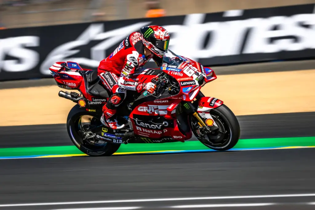 MotoGP: Bagnaia fatura pole na França e puxa dobradinha da Ducati no grid com Márquez