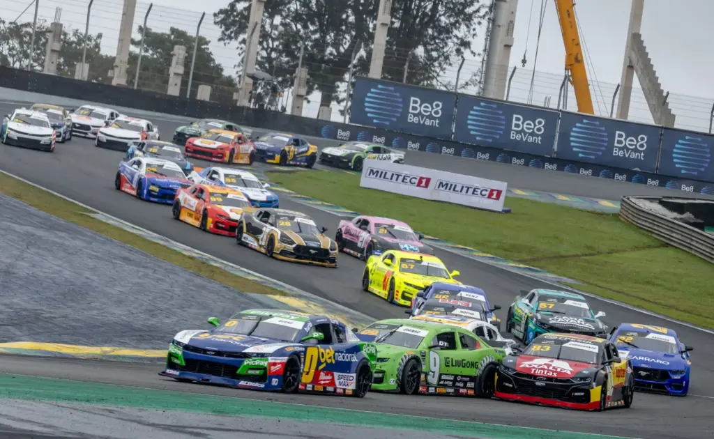 NASCAR Brasil: Costa arranca ultrapassagem no final e vence Corrida 2 por 0s092