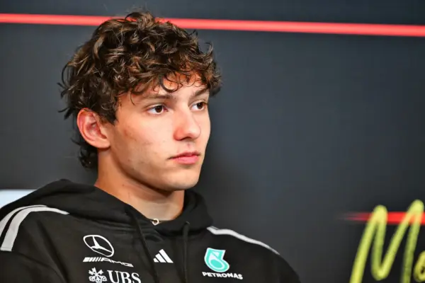 F1: Villeneuve warns Antonelli about title fight: "Keep a cool head"