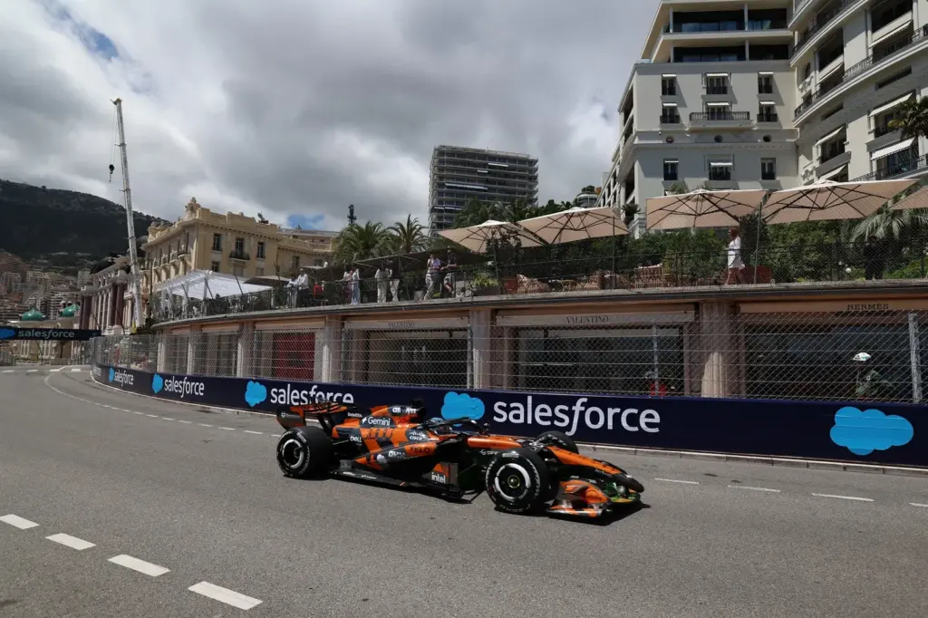 Oscar Piastri (AUS) McLaren F1 Team MCL40.