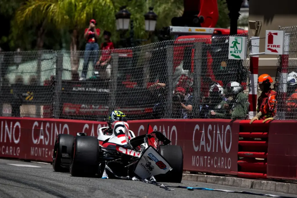 Oliver Bearman (GBR) Haas F1 Team VF-26 crashed in the third practice session.