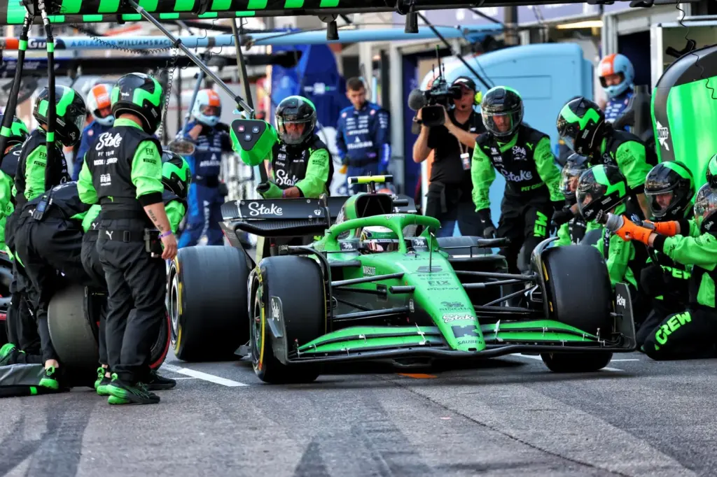 Gabriel Bortoleto (BRA) Sauber C45 makes a pit stop.