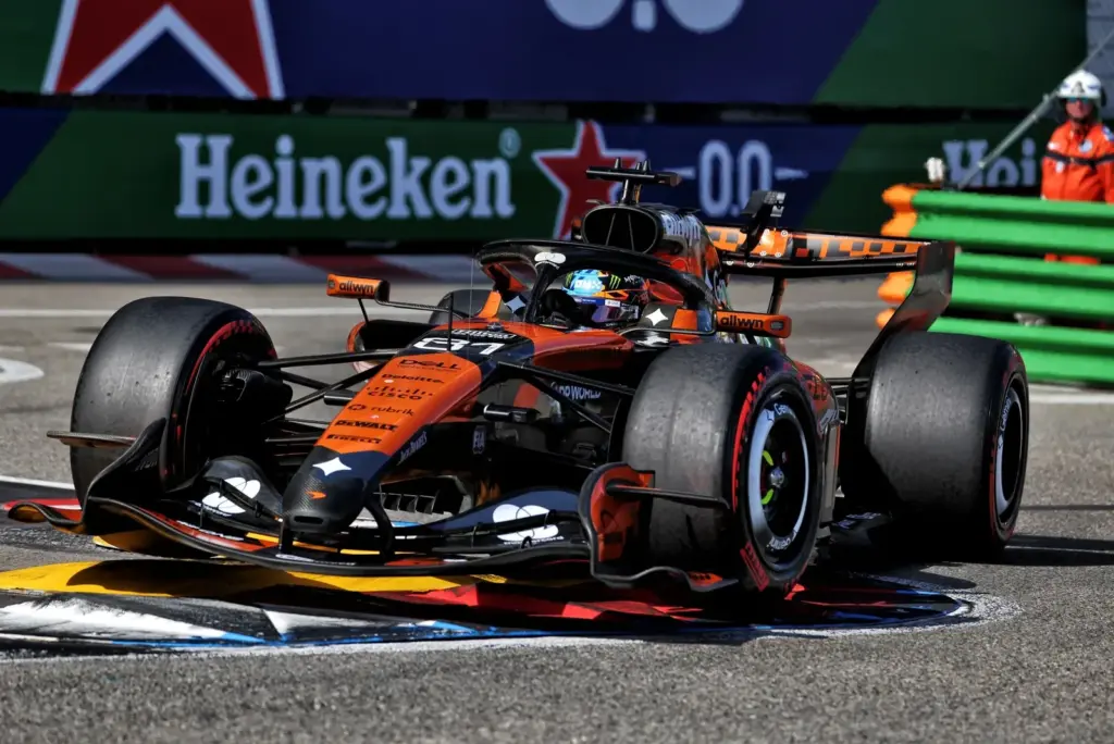 Oscar Piastri (AUS) McLaren F1 Team MCL40.