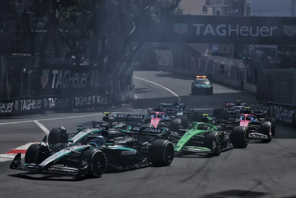 George Russell (GBR) Mercedes AMG F1 W16 at the start of the race.