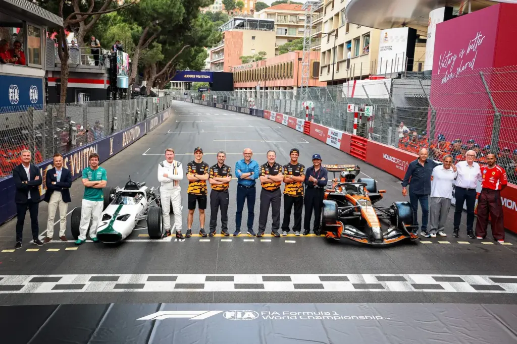 F1: Hamilton and Alonso participate in McLaren tribute