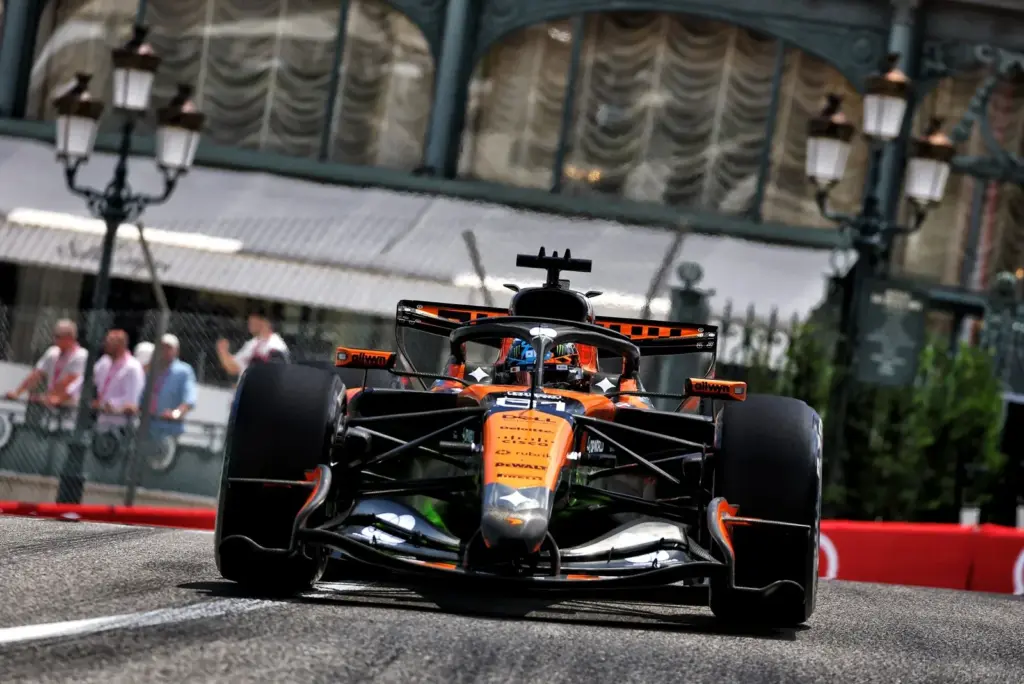 Oscar Piastri (AUS) McLaren F1 Team MCL40.