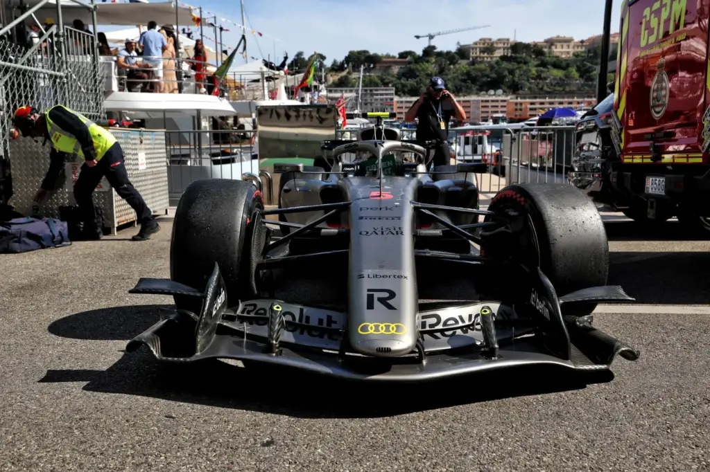 The Audi F1 Team R26 of Gabriel Bortoleto (BRA).