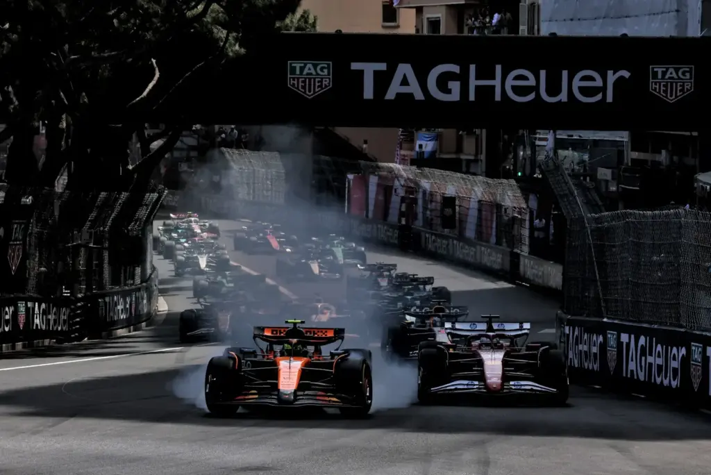 Lando Norris (GBR) McLaren MCL39 leads Charles Leclerc (MON) Ferrari SF-25 at the start of the race.