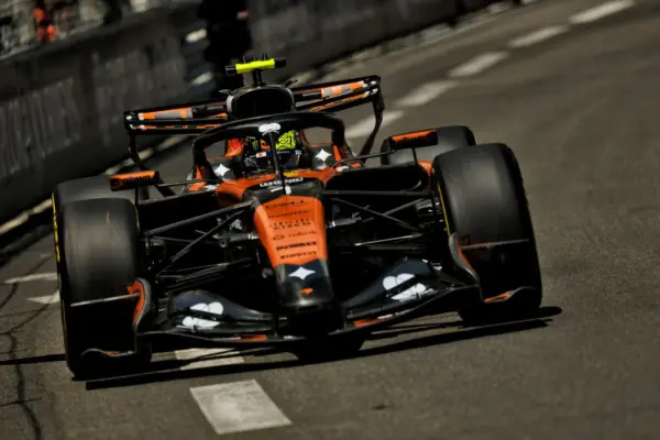 F1: Norris' car shuts down at the start of FP2 and worries McLaren