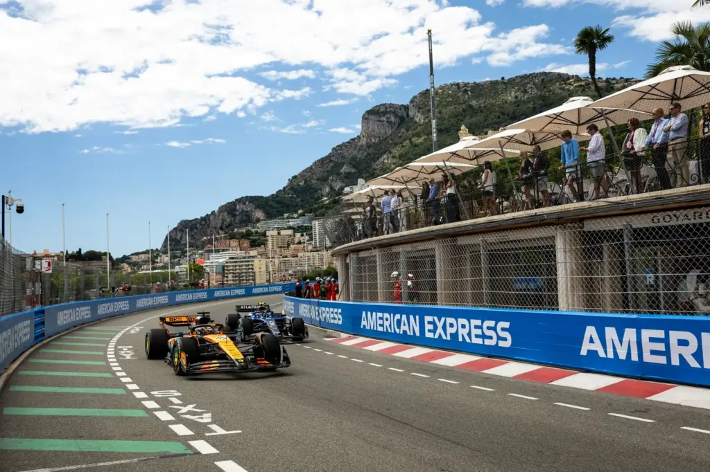 Oscar Piastri (AUS) McLaren MCL39 and Carlos Sainz (ESP) Atlassian Williams Racing FW47.